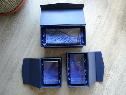 glasquader in dunkelblauer Geschenkverpackung